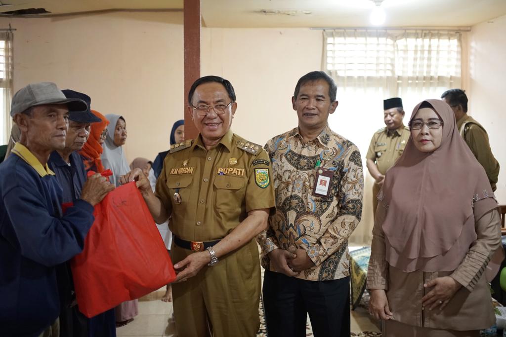 Bupati Serahkan Bantuan Sosial untuk 100 Lansia dan Disabilitas di Inhil
