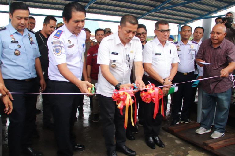 Bupati Adill Lepas Keberangkatan Perdana Kapal MV. Pintas Samudra 8