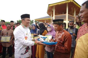 Gubri Syamsuar Serahkan Bantuan Kapal untuk Nelayan Inhu