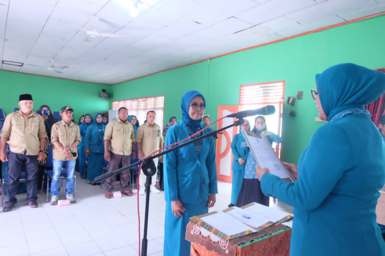 Hj. Rinarni Lantik Pengurus TP PKK di Dua Kecamatan
