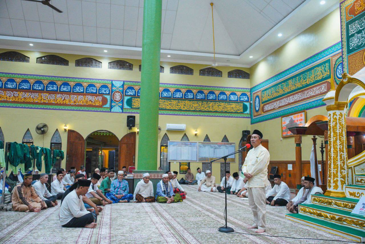 Salat Subuh di Inhu, Gubri ajak Jamaah Masjid Raya Ar Rahman Jalankan Ekonomi Syariah