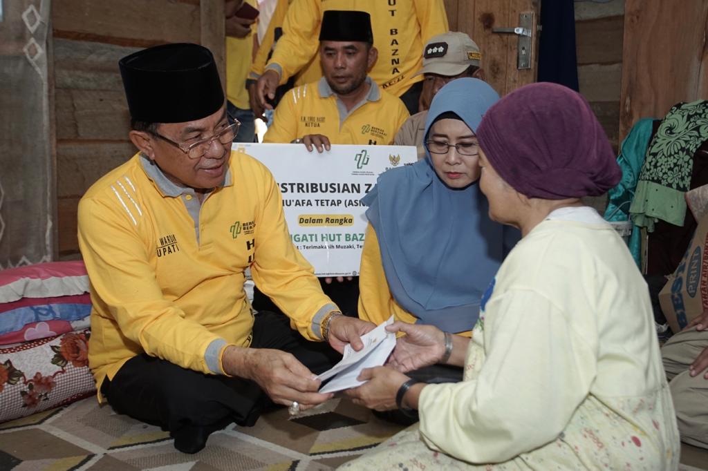 HUT Baznas ke-22, Bupati Wardan Salurkan Langsung Zakat untuk Para Mstahiq