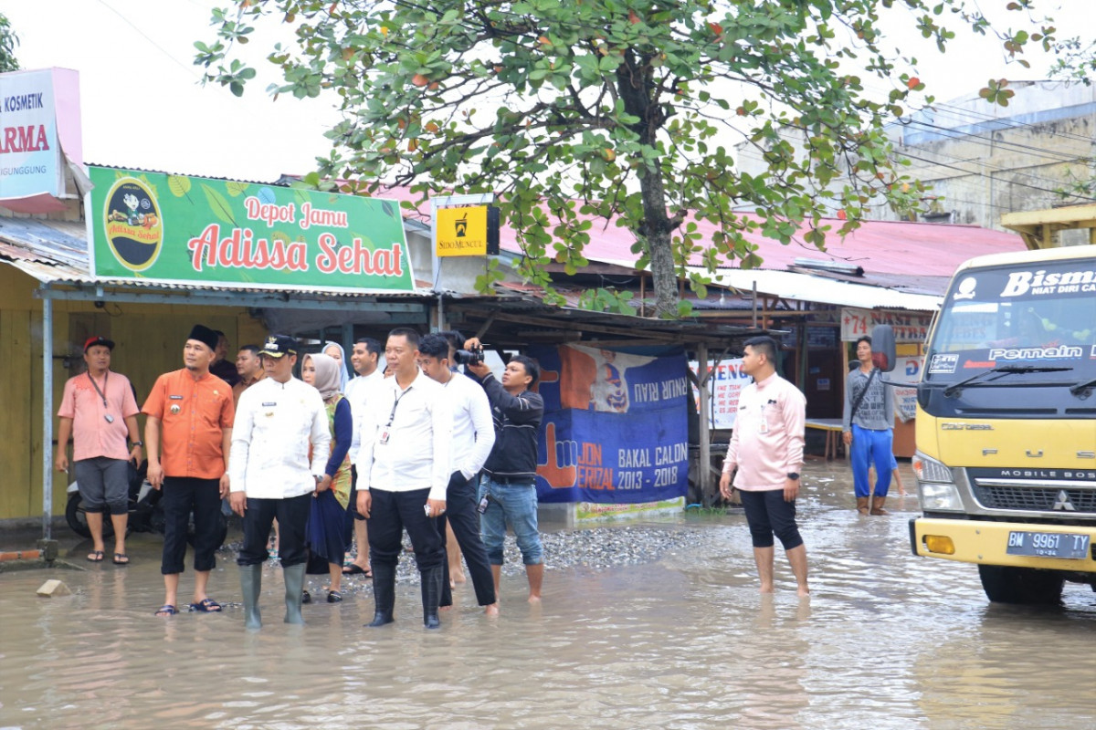 Pj Wali Kota Pekanbaru Tinjau Kondisi Banjir di Kawasan Sigunggung