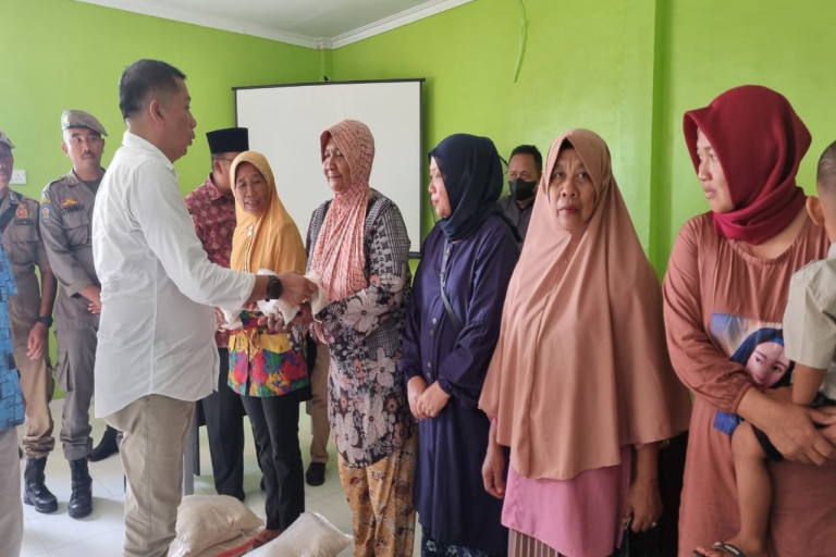 Bupati Adil Serahkan Bantuan Beras untuk Warga Terdampak Banjir di Tebingtinggi Barat