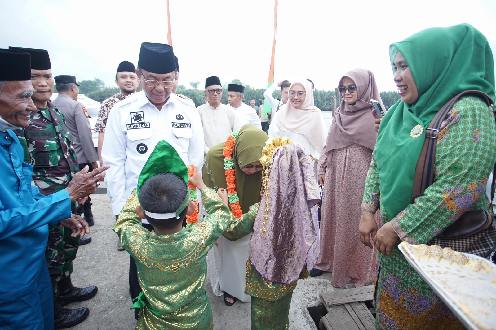 Bupati Wardan Sebut Kecamatan Pelangiran akan Terang 24 Jam Pada Maret 2023