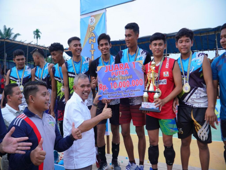 Disaksikan Pj Bupati Kampar, Tim Bola Voli Putra Gema Sukses Raih Juara