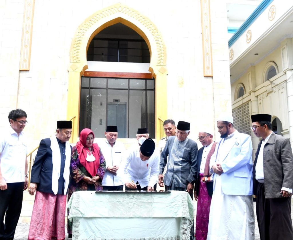 Presiden Jokowi Salat Jumat dan Resmikan Penataan Kawasan Masjid Ahmad Yani Kota Manado