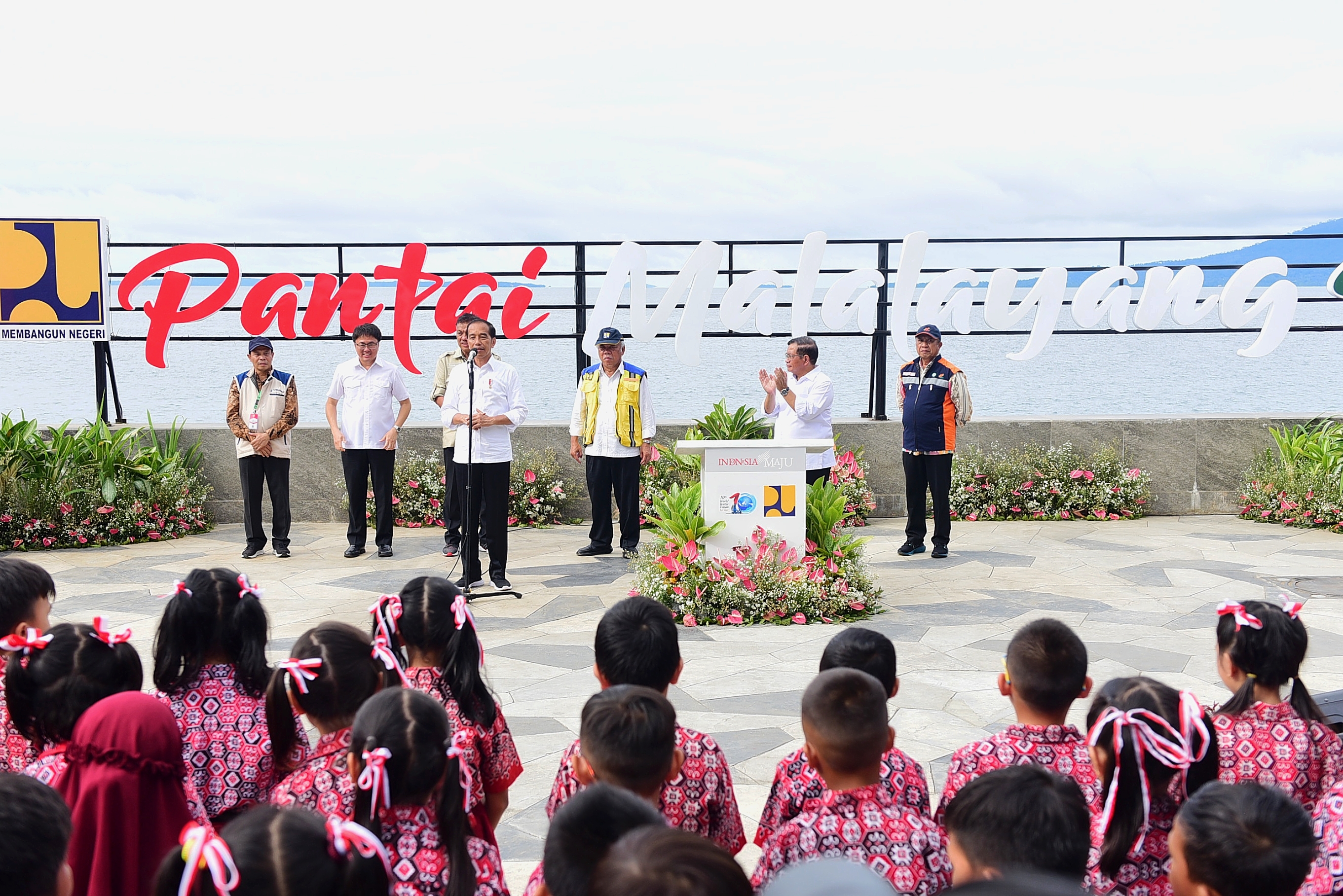 Presiden Jokowi Ajak Masyarakat Jaga Kebersihan Pantai Malalayang