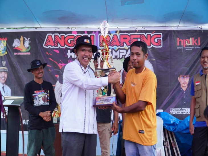 Pj Bupati Kampar Serahkan Piala Bergilir Kontes Domba dan Kambing Se Provinsi Riau