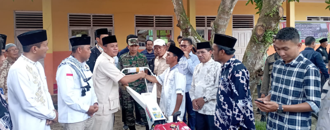 Plt Bupati Kuansing Serahkan Bantuan Hand Tractor untuk Petani di Pulau Ingu