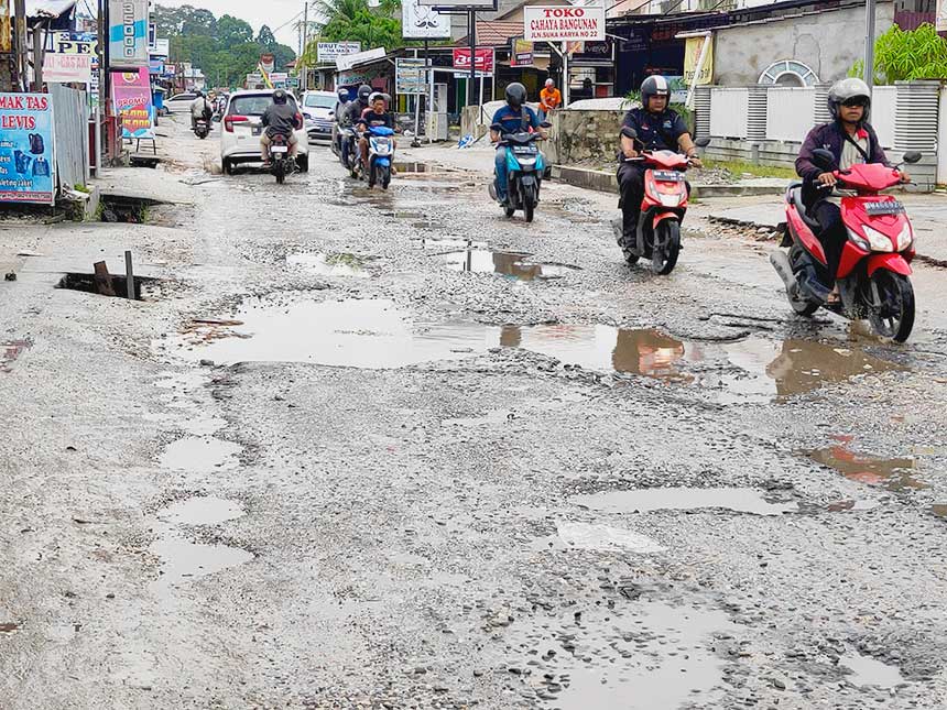 Menyedihkan! 400 Kilometer Jalan-jalan di Pekanbaru Rusak