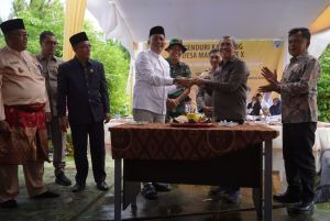 Cieee...Sempat Berseteru, Gubri Syamsuar dan M Adil Kompak Potong Tumpeng Bersama