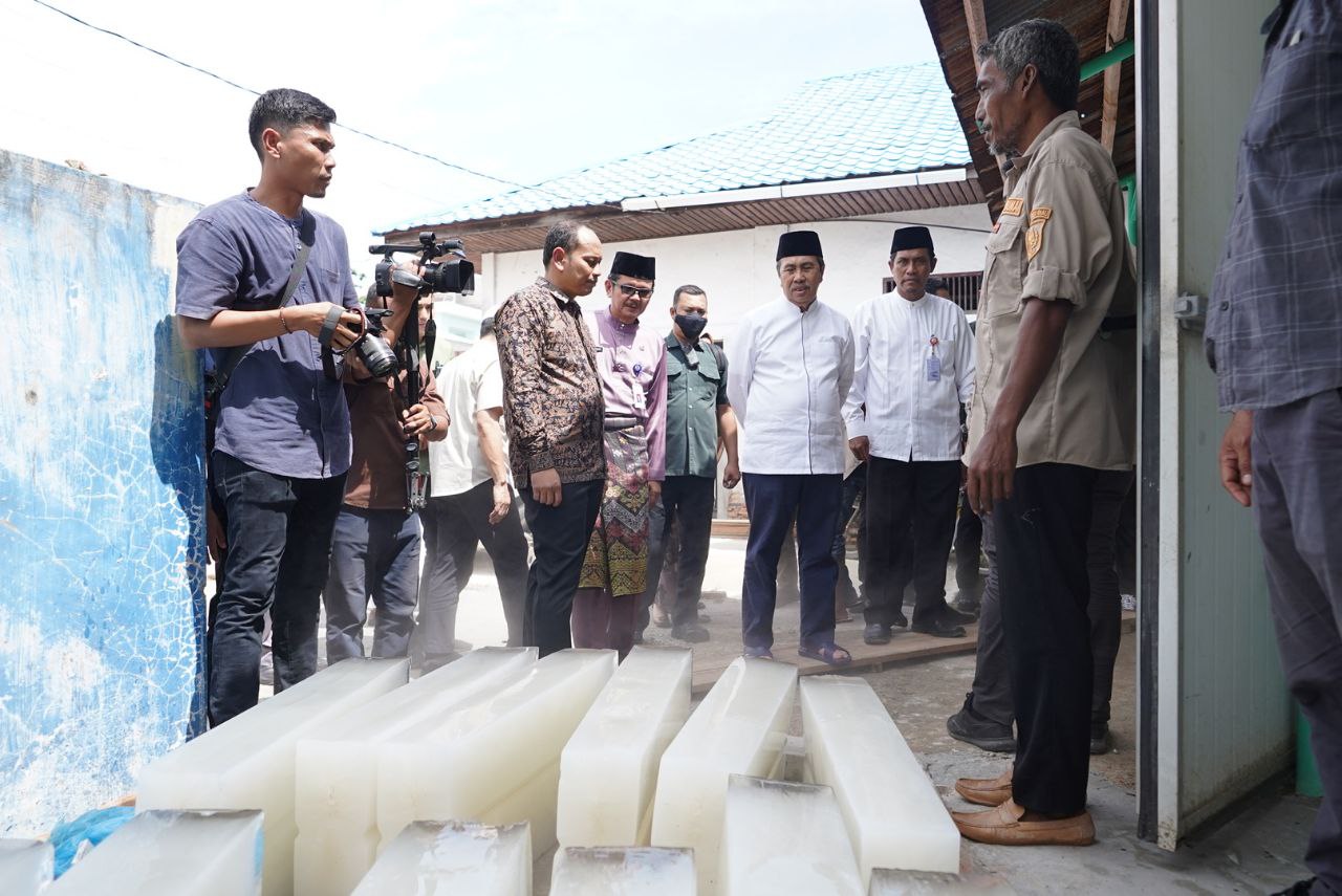 Gubri Tinjau Pabrik Es Balok di Dumai dan Serahkan Bantuan 300 Ribu Benur Udang Vaname
