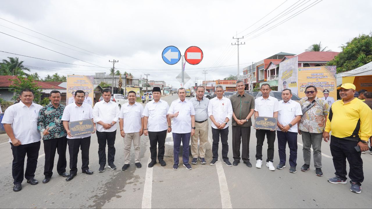 Gubri Resmikan Jalan Dua Jalur di Air Molek-Inhu