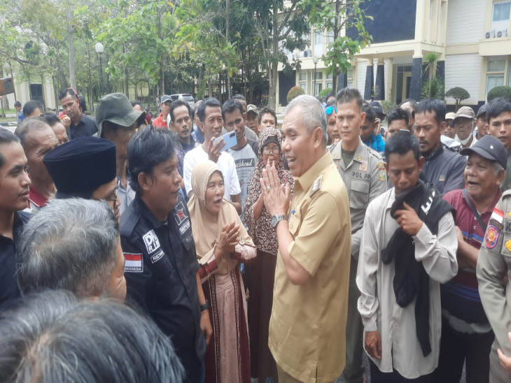 Terima Masyarakat Aksi, Kamsol Makan Nasi Bungkus Bersama