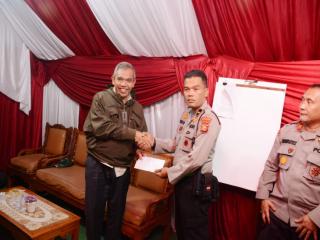 Tinjau Pos Nataru XIII Koto Kampar, Pj Bupati Kampar Berikan Bantuan Makanan Ringan dan Uang Saku