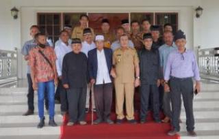 Bertemu Gubri, Tokoh Adat Kuansing Berkeluh Kesah Terkait Tanah Ulayat