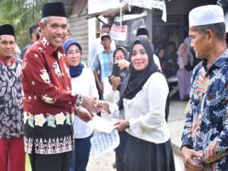 20 Tahun Bertikai, Kamsol Serahkan SHU KKPA Lahan Sawit Terantang