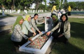 Ibu-ibu Kemenkumham Riau Ziarah di Makam Pahlawan