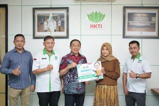 Ketua DPD HKTI Riau Serahkan Hadiah Juara Lomba Fotografi