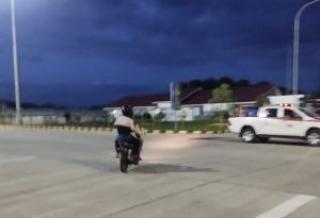 Kacau! Pakai Aplikasi Google Maps, Pengendara Motor Tersesat Masuk Jalan Tol Pekanbaru-Dumai