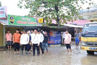 Pj Wali Kota Pekanbaru Tinjau Kondisi Banjir di Kawasan Sigunggung