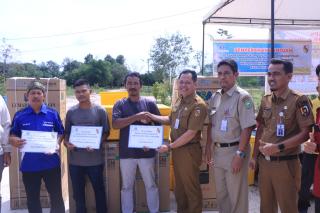 Distankan Pekanbaru Salurkan Bantuan Sarana Penyimpanan Ikan dari BI Riau ke 8 KUB