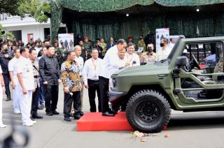 Presiden Jokowi Jajal dan Resmikan Nama Rantis Maung