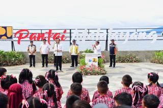 Presiden Jokowi Ajak Masyarakat Jaga Kebersihan Pantai Malalayang