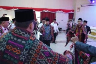 Hadiri pelantikan IKANAS, Gubernur Syamsuar dan Wakil Gubernur Edy Nasution Kompak Menari Manortor R
