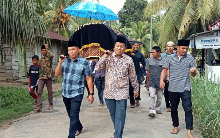Plt Bupati Kuansing Melayat dan Usung Keranda Tetangganya yang Meninggal Dunia