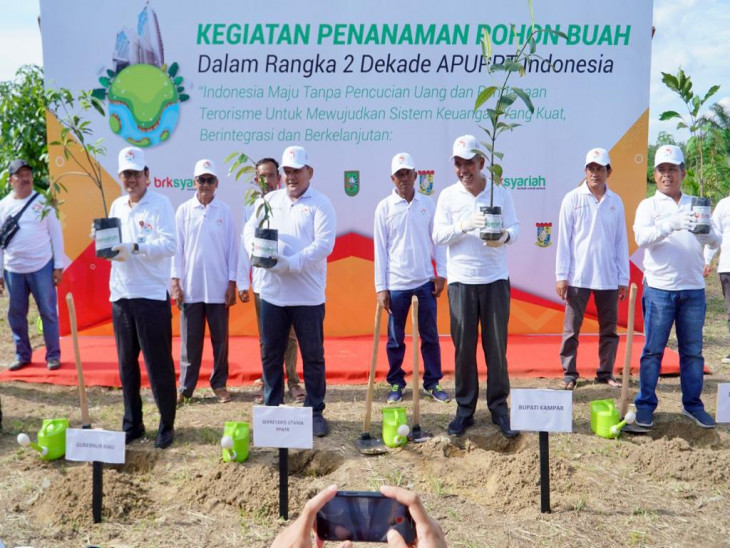 Dua Dekade APUPPT, PJ Bupati Kampar Dampingi Ketua PPATK Indonesia Lakukan Penanaman Pohon