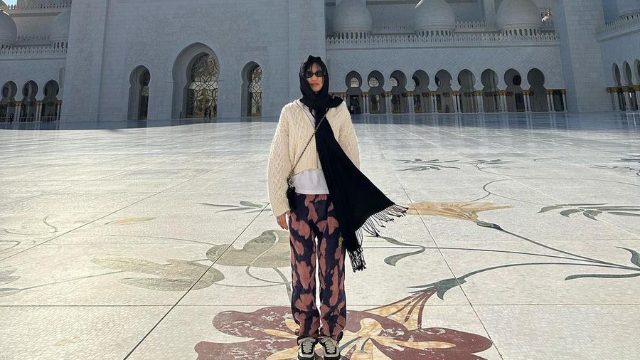 Kunjungi Abu Dhabi, Ukhti Jennie BLACKPINK Cantik Pakai Hijab
