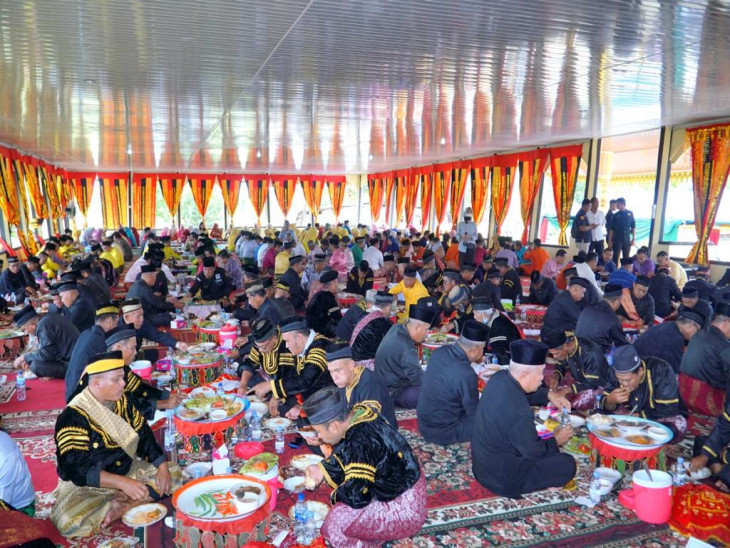 HUT Kampar ke-73, 128 Jambau Dulang Kaki Tiga Berjejer di Balai AdatÂ
