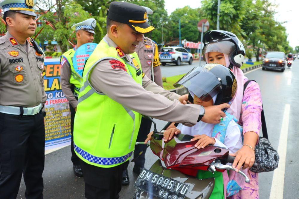 Operasi Keselamatan, Kapolres Inhu Bagikan Helm Gratis