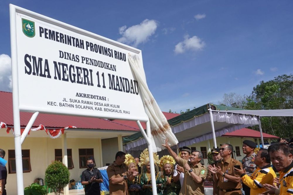 Gubernur Syamsuar Resmikan SMAN 11 Mandau