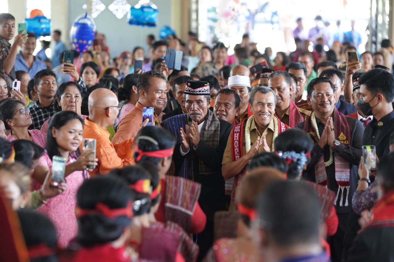 Gubri Syamsuar Hadiri Pesta Bona Taon di Duri