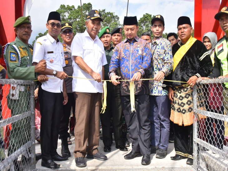 Jembatan Gantung Dua Suku Diresmikan, Masyarakat Buluh Cina Sembelih Dua Ekor Kerbau