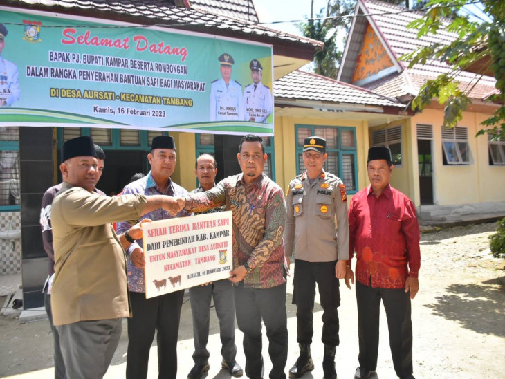Sekda Kampar Serahkan Bantuan Sapi untuk Masyarakat Aur Sati