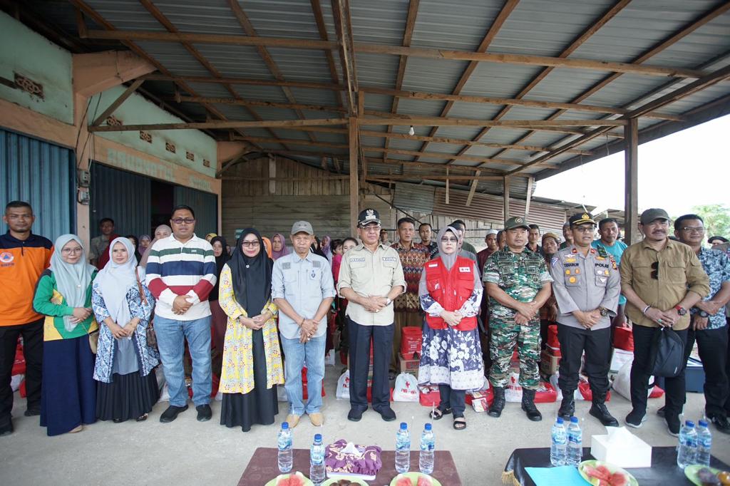 Bersama Ketua PMI, Bupati Wardan Salurkan Bantuan untuk Korban Angin Puting Beliung