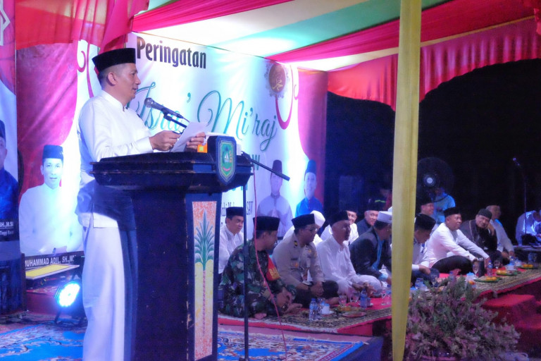 Bupati H.M Adil Hadiri Isra Miraj di Masjid Besar Ar-Rahman Desa Alai
