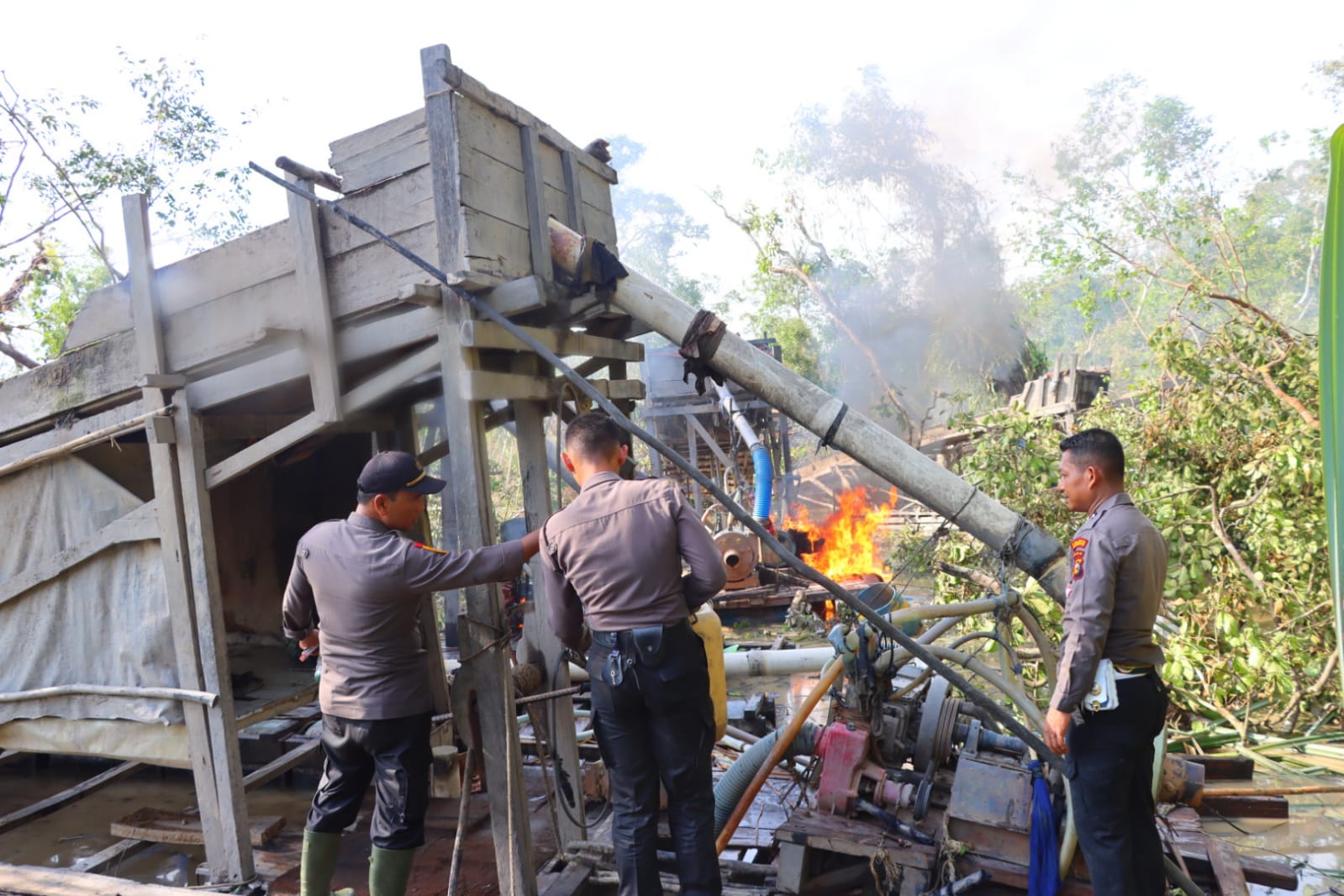 Tertibkan PETI, Kapolres Inhu Turunkan Tim dan Musnahkan 66 Rakit di Peranap Riau