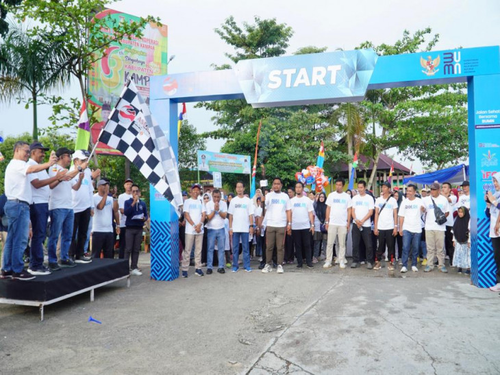 Meriahkan HUT BUMN Ke-25, Azwan Lepas Kegiatan Jalan Sehat BersamaÂ