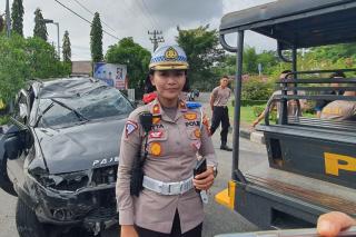 Brakkk! Pajero Sport Terbalik Usai Tabrak Tugu Keris, Pengemudinya Seorang Dokter