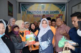Ketua K3S Provinsi Riau Misnarni Syamsuar Serahkan Bansos IKM RohilÂ 