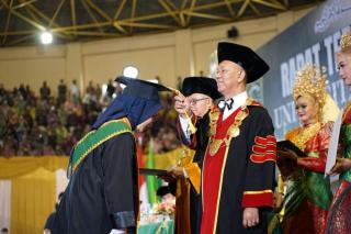 Delni Afrita Pemuncak, UIR Wisuda 1.747 Mahasiswa