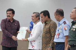 Kunker ke Pekanbaru, Menteri ATR/BPN Serahkan Sertifikat Tanah