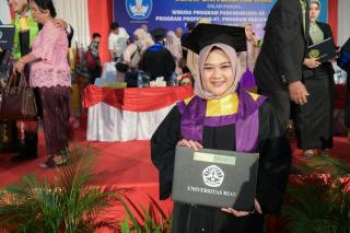Kuliah dengan Menerima Beasiswa, Shinta Lulus dengan Predikat Pujian