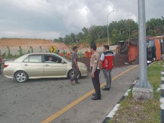 Usai Avanza, Truk Juga Terguling di Pintu Tol Pekanbaru-Dumai, Arus Pintu Keluar Dialihkan