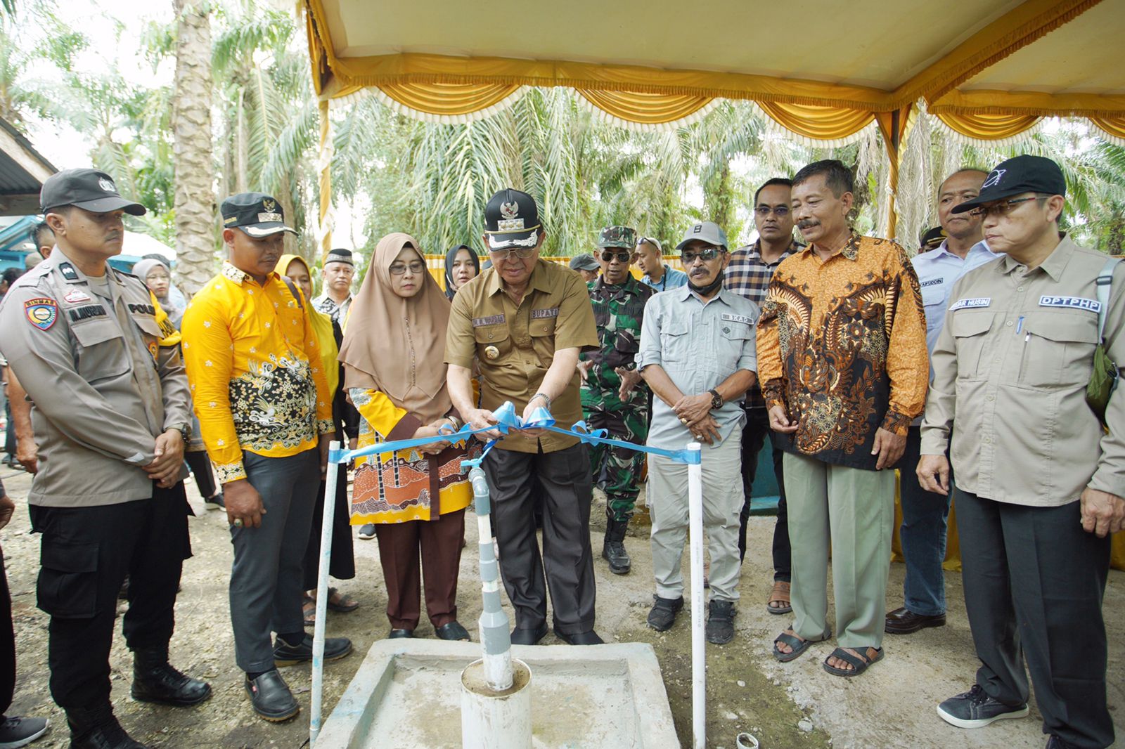 Bupati Inhil Resmikan Pengguna Sumur Bor Bagi Kelompok Tani Ternak di Kempas